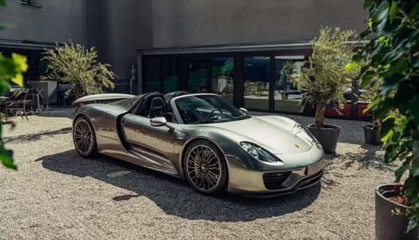 Четвъртият в топа автомобил е Porsche 918 Spyder от 2015 г., което беше грабнато срещу 1 831 500 долара. Елегантният интериор на е съчетан с уникалното ускорение до стотака за 2,6 секунди.